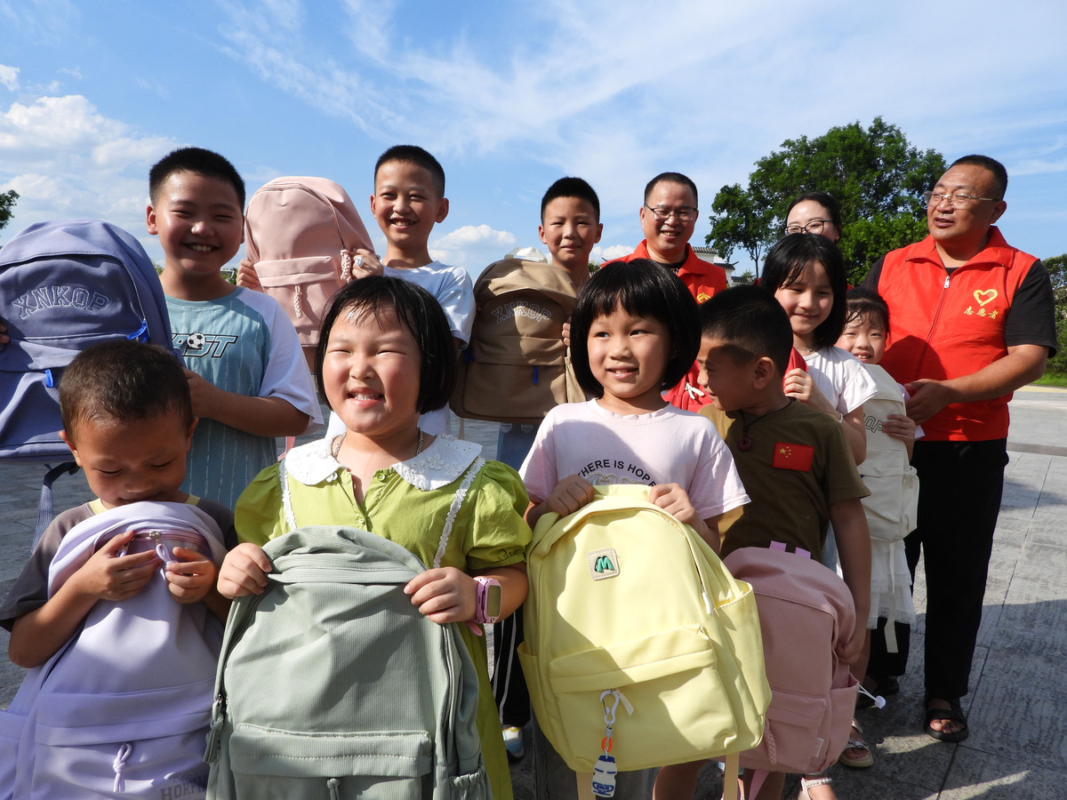 关爱特殊儿童：助学行动，点燃希望