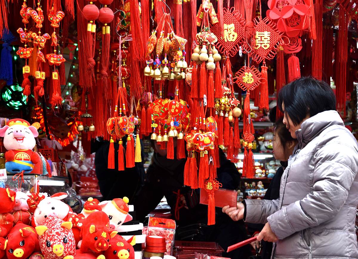 2018年12月29日,上海,市民在豫园小商品市场里选购红火饰品迎2019新年