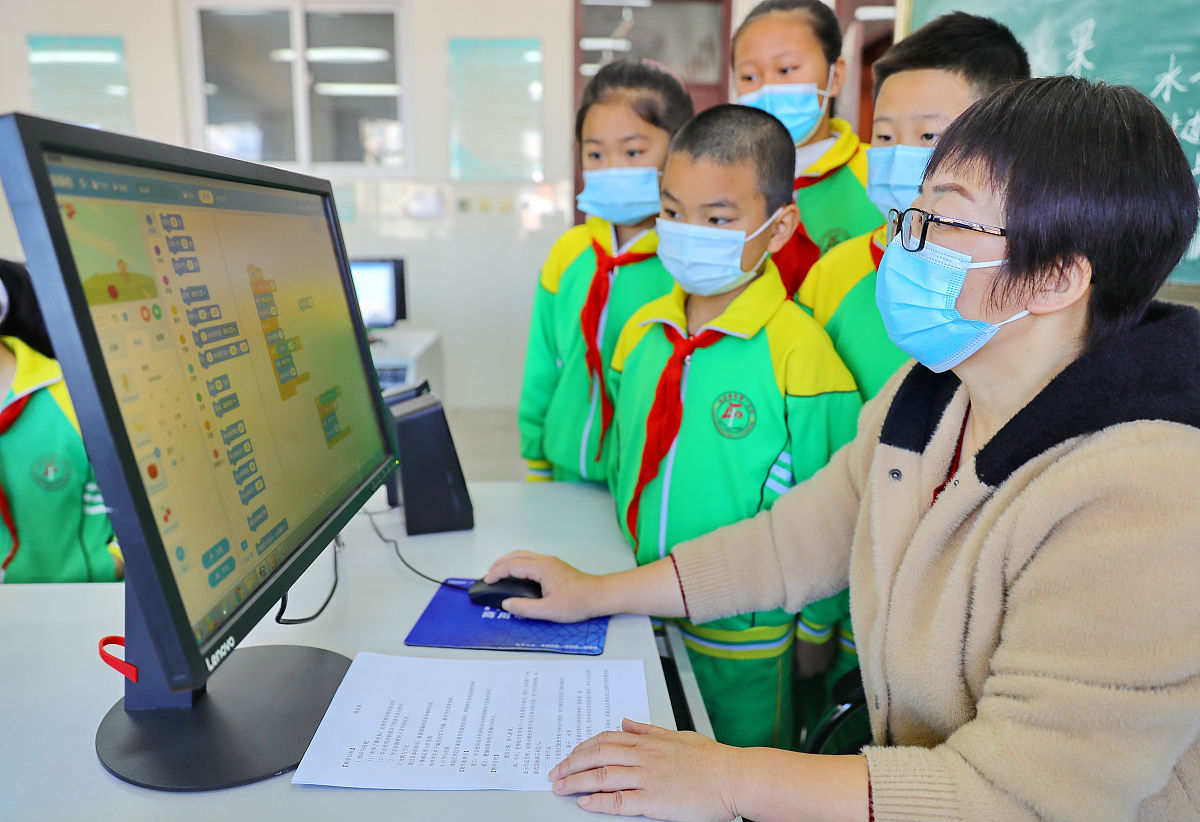 给下面一段文字用另外的方式表达：通常单片机的所有软硬件系统设计都是需要依据沿时代演流至今的单片机使用规定和系统设计原则若所有的单片机系统总是满足单片机规范化的一般要求和用法使所有的系统软件程序编写处于一个系统化的研究和想法那么方可完成所有单片机系统的基本预设功能。单片机最小模块化系统作为管理全部单片机系统电路的根本和中枢本系统的单片机硬件控制管理是将整个电路进行分模块处理由最小系统分别调用和控制各