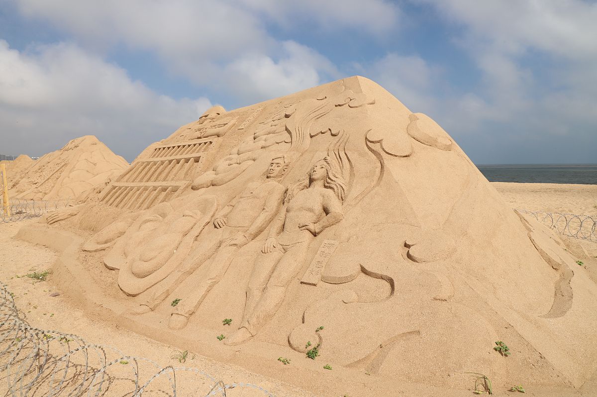 可以帮忙想一些关于沙雕景色的广告创意吗