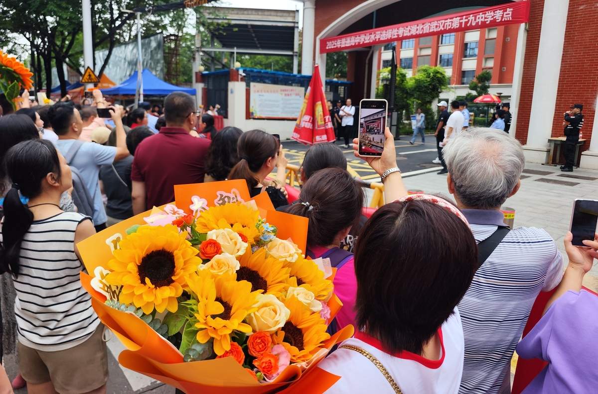 乡镇开展‘鲜花送好人’活动，传递感恩之情