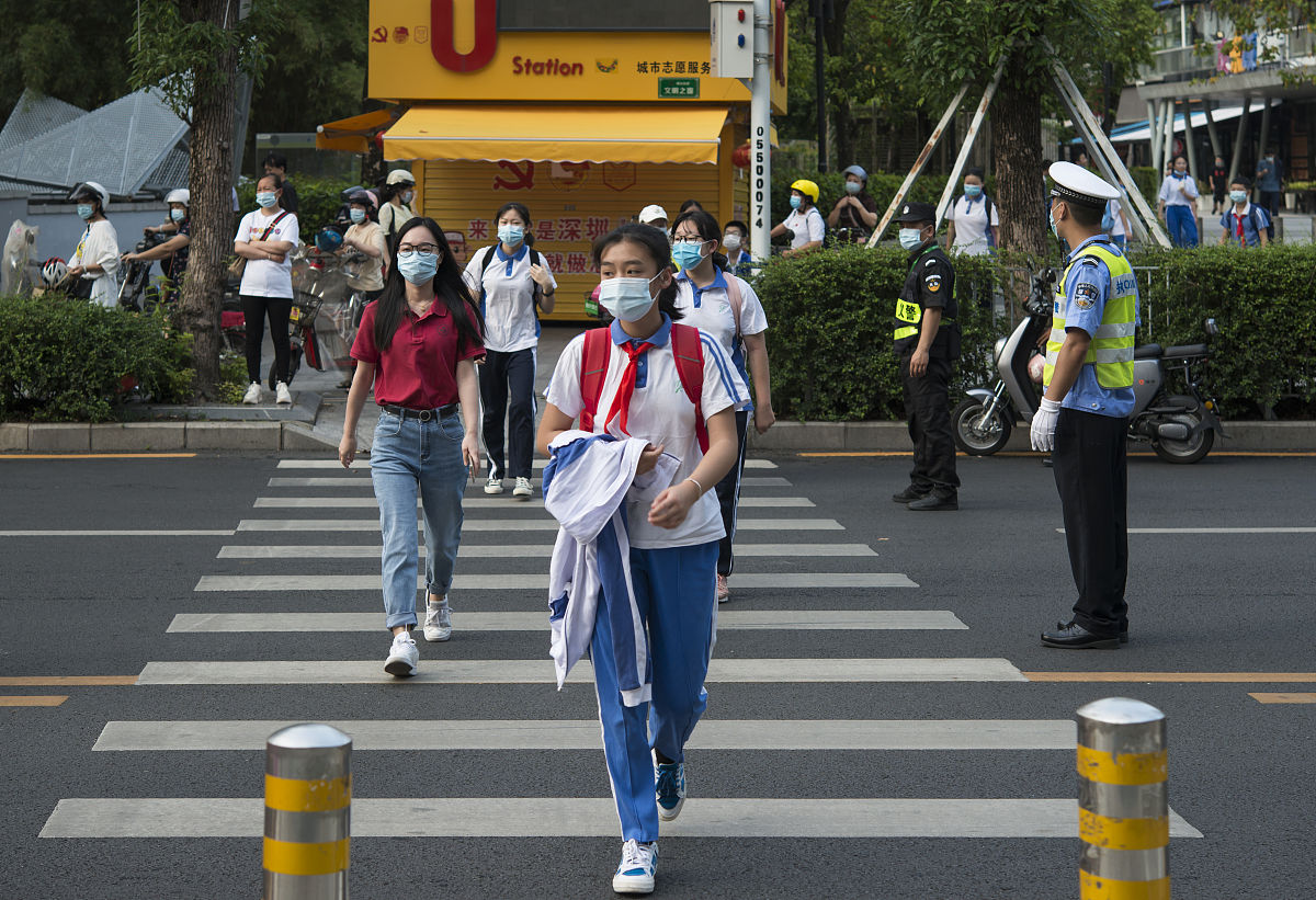 按初中生的视角优化下面的这段作文使内容更生动。作为平安交通的参与者我们在上学途中一定要遵守交通规则骑车时要靠右行驶不碰撞不拥挤进出校门自觉下车推行；放学过马路时我们要注意力集中密切注视机动车的行驶情况避免交通事故的发生。作为文明交通的传播者我们应该积极传递交通安全知识向身边的同学和家人宣传交通规则让大家都认识到交通安全的重要性。当我们看到有同学违反交通规则时要及时提醒他们帮助他们养成良好的交通行为