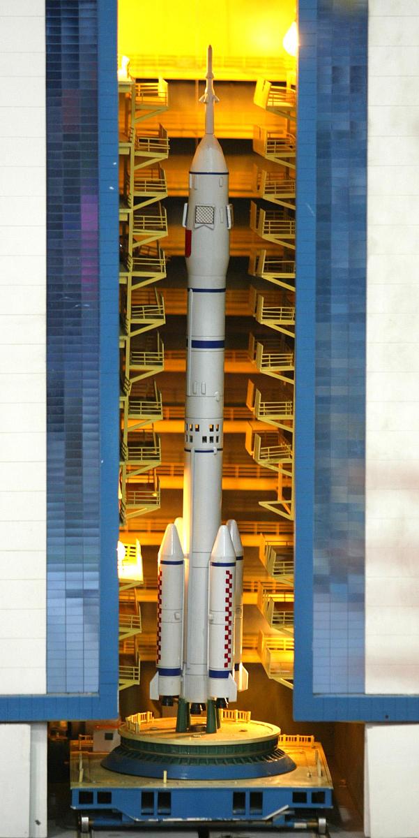 2004年1月6日上午,海尔航天展在杭州和平国际会展中心开幕.神五发射站