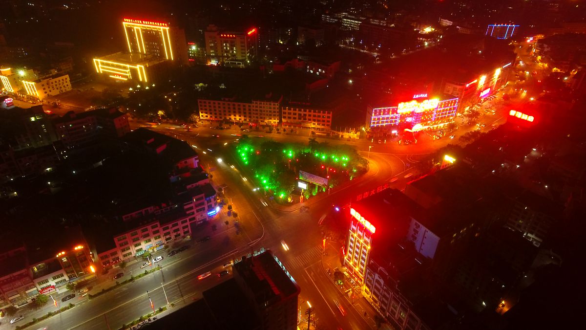 2018年2月15日,海南琼海,除夕之夜的城区嘉积镇灯光熣灿.