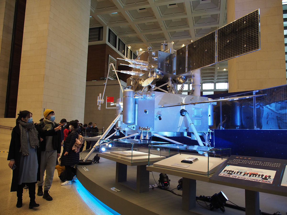 去年朝鲜测试了创纪录数量的武器包括一款大推力固体燃料发动机。今年2月朝鲜在平壤举行的盛大夜间阅兵式上展示了一款看似新型洲际弹道导弹。不改变意思重新写一遍