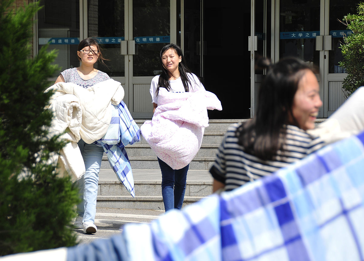 2016年8月28日,山东烟台,鲁东大学的大学生在校园里晾晒被褥.