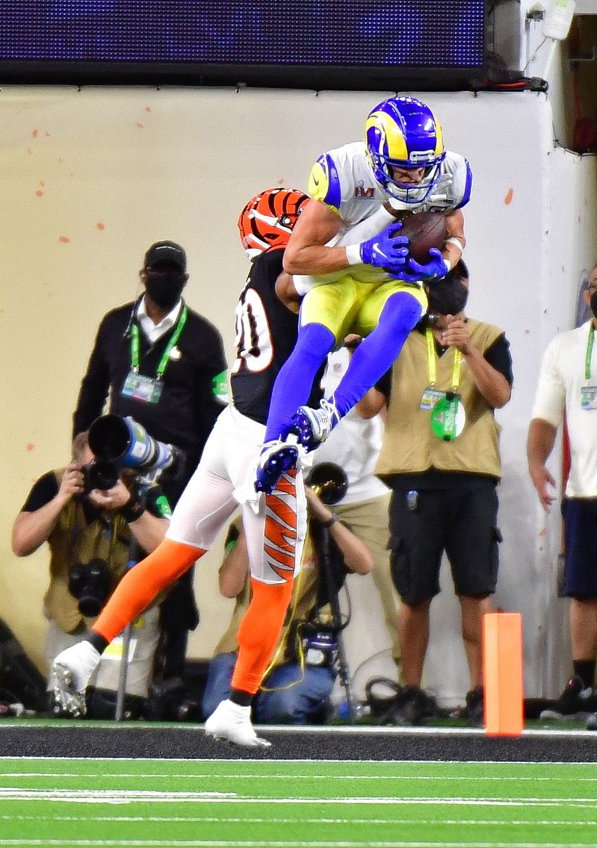 los angeles rams' cooper kupp catches the ball in the end zone a