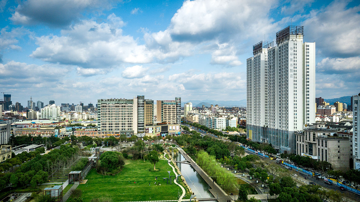 2019年12月18日,航拍浙江省金华市市政府和市区.