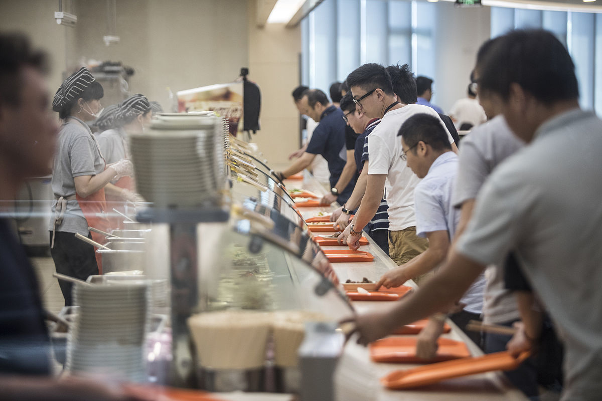 2019年8月12日,杭州.陈华之前在酒店工作,客人都是不同的.但食堂对于