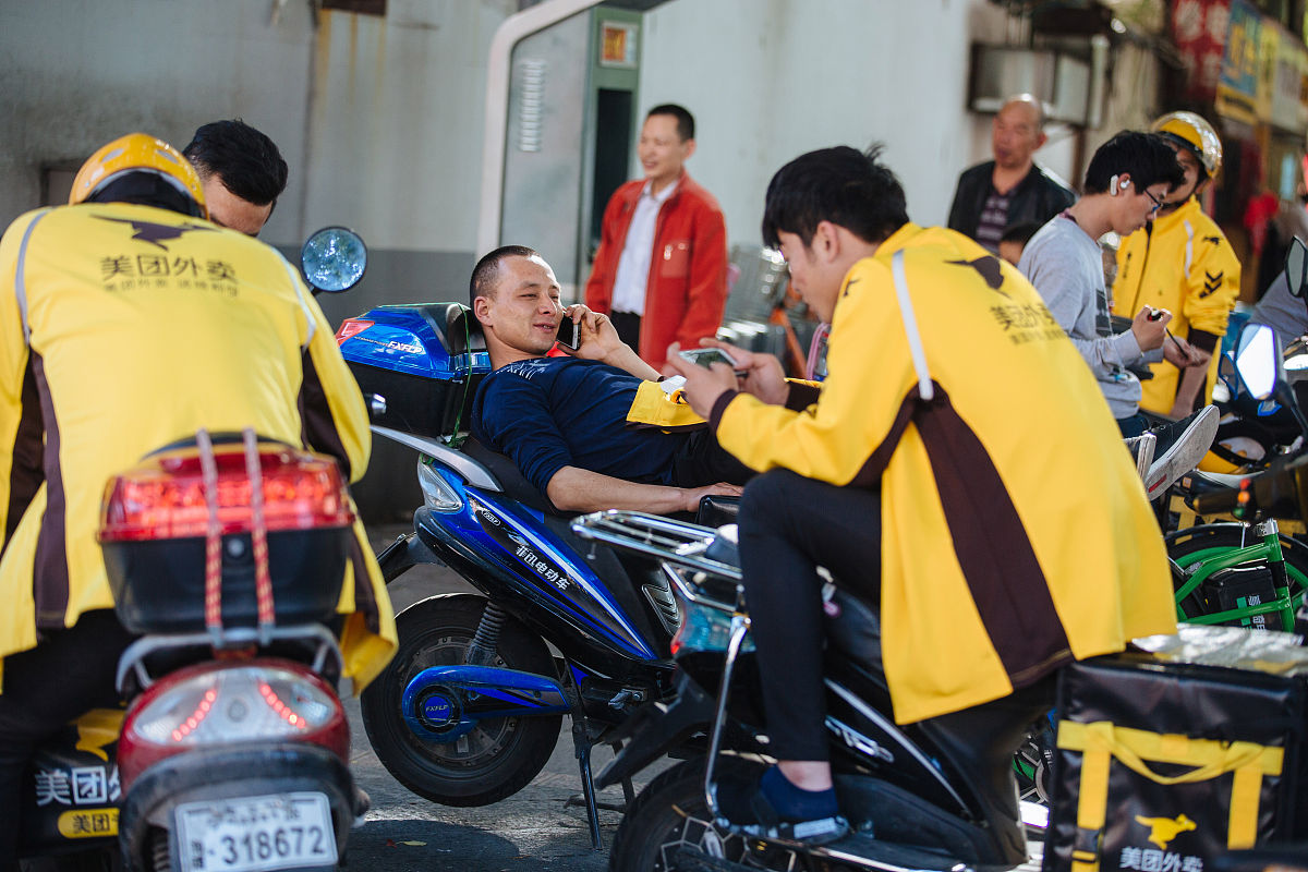 把下面内容进行洗稿重写近日福建泉州男子郑某多次伪装成外卖小哥到奶茶店偷外卖店员识破后果断报警郑某被抓获。这一事件引发了网友的热议和嘲讽涉及到社会道德、法律责任、安全防范等多个方面的问题。首先从社会道德的角度来看郑某的行为是极其不道德和不诚信的。作为一个成年人郑某不仅没有正当的工作和收入还利用外卖平台的漏洞和奶茶店员工的信任多次盗窃他人的财物给奶茶店和外卖客户造成了损失和不便。这种行为不仅违反了社会