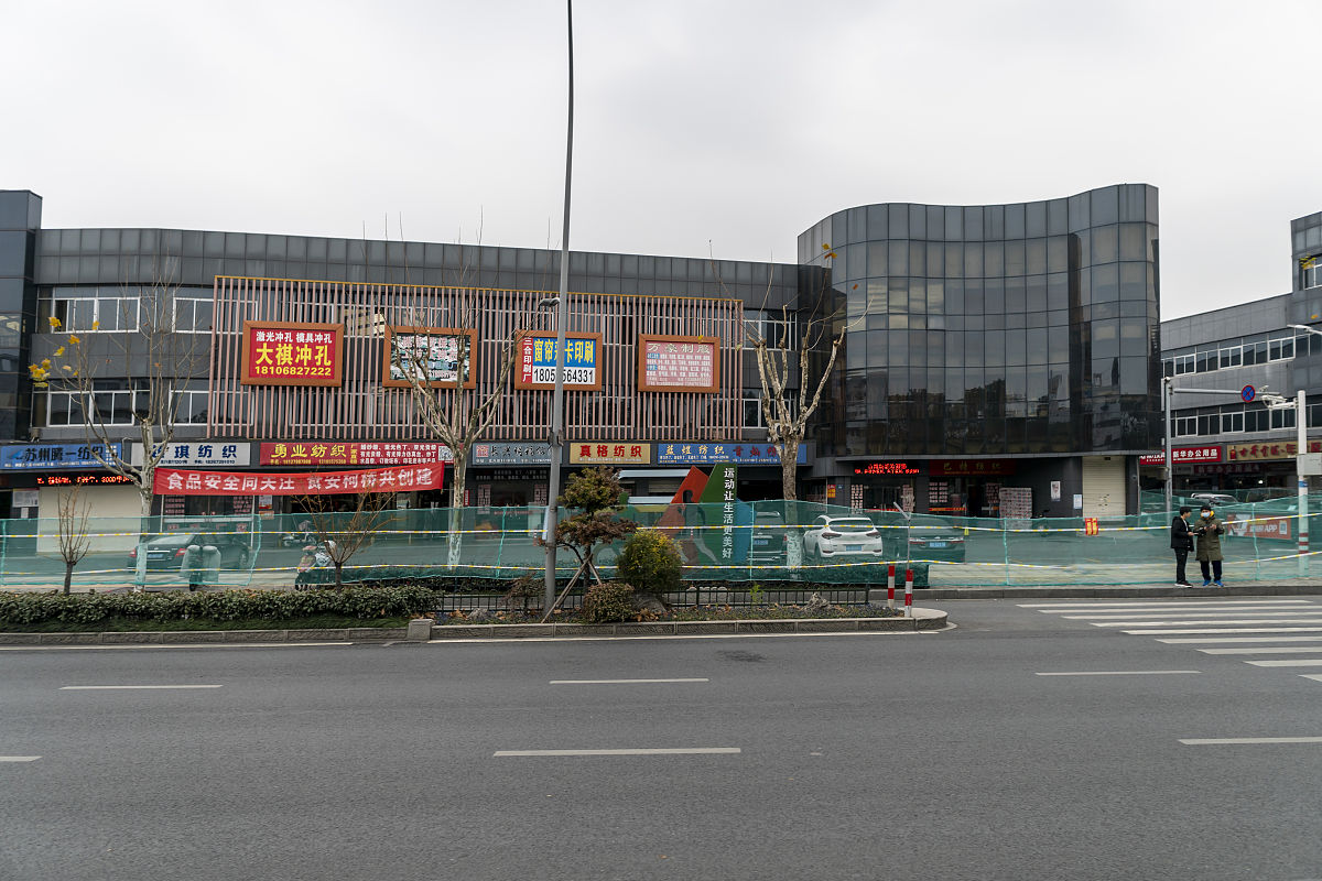 2022年1月8日,浙江绍兴,中国轻纺城窗帘布艺市场.