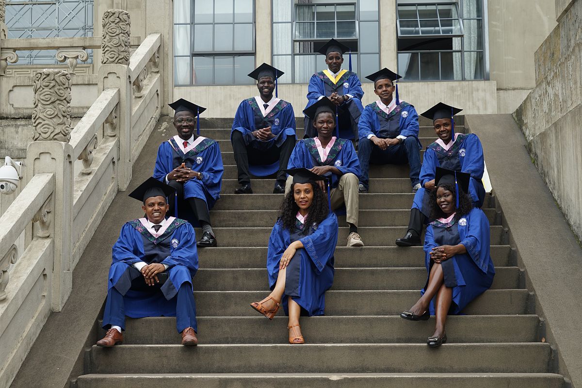 适合毕业晚会谢幕的主持词