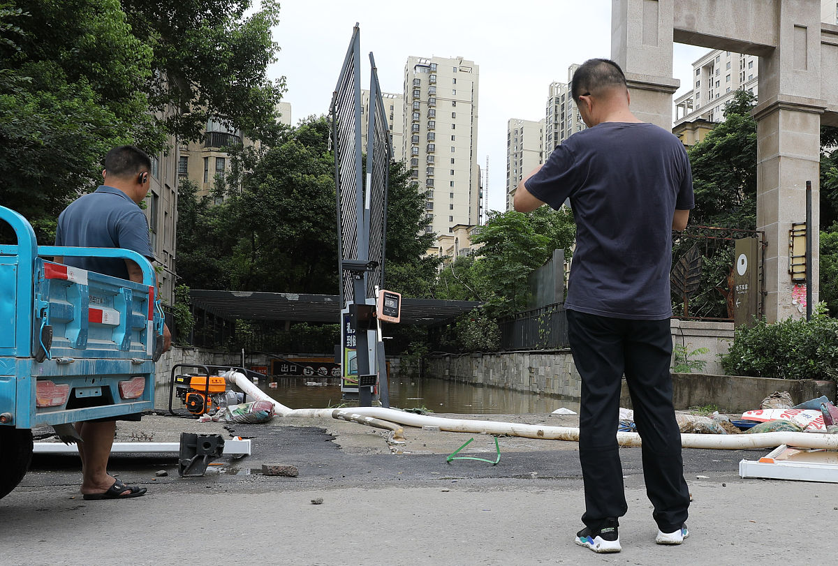 各位业主周末好对于物业服务工作来说我们是有不足在服务上还需努力我们的工作是服务是维护小区现状物业服务不是全能的能力权限也是有限的对于设施设备损坏我们维修困难造成老师们的意见很能理解但不是我们能做而不去做有些设施设备老化损坏我们也在尽力想办法寻求帮助解决有些问题不是仅靠物业之力就能做好的我们物业任何工作都是靠物业费支撑所以我们非常感谢按时缴纳物业费的业主对我们工作的支持和帮助。优化上述描述然后给出反