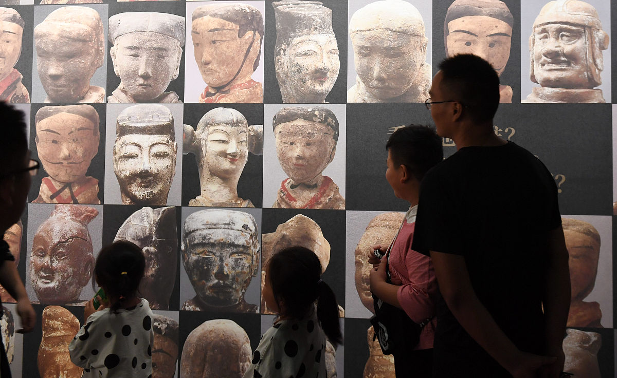 结合具体美术作品谈谈中西方美术的审美差异写一篇2300字文章 举的例子可以包含四合院兵马俑和故宫建筑等 字数必须2300词