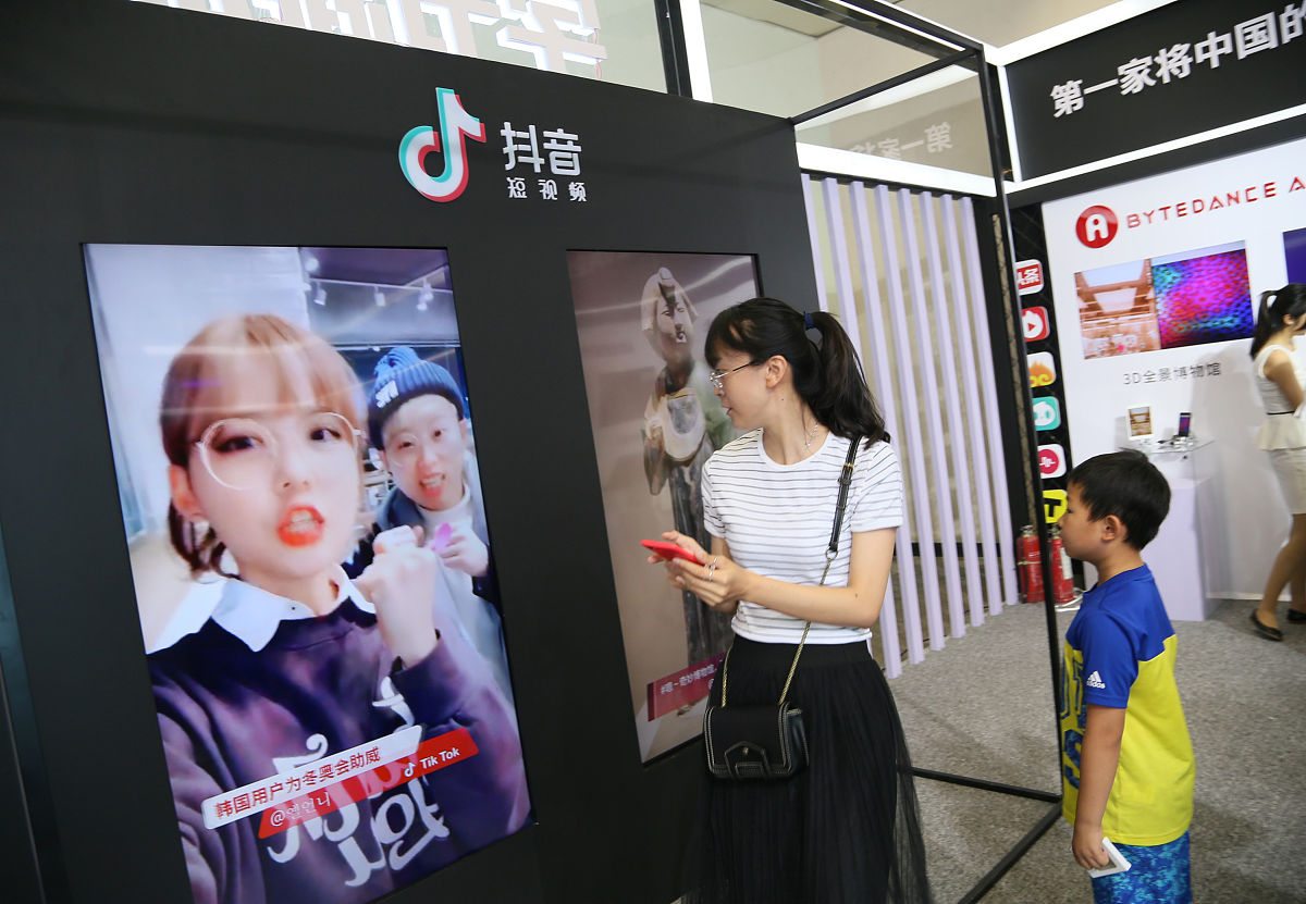 帮我想10个抖音短视频爽文精彩开头要求突出猎奇反转差异化