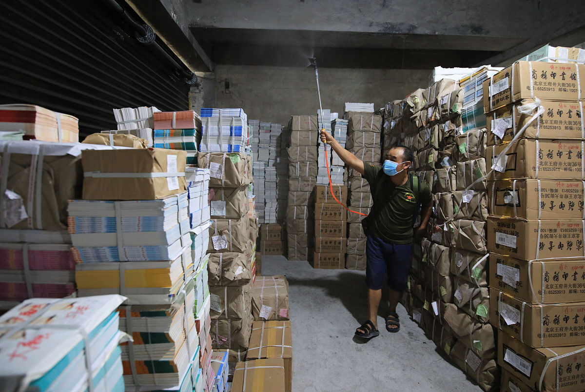 针对口罩存储矛盾口罩既要大量存储以备不时之需但企业仓储空间和资金有限又不能大量存储联系实际并充分应用分离原理从多个角度富有创新性地详细且充实地阐述设计解决方案三条设计解决方案