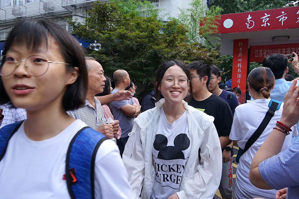 你充当一个写作文员我给你一段话你对这段话进行伪原创、润色改写降低与原文的相似度保持主要意思不变再进行一句话的简单扩写扩写加在原来的内容后面也就是放在同一个pp里面不要放在一个单独的pp里面并且保持html标签不变给你的内容如下： p四川省绵阳市盐亭中学创建于1926年是革命先烈袁诗荛任盐亭县教育局长时所创办时名为盐亭县初级中学校校址位于盐亭县城西北云盘山脚下的古学宫开设有国
