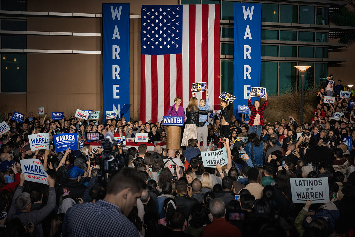 please translate the following English words to Chinese 1 Former President Donald Trump has been arraigned on criminal charges related to his actions during the January 6 insurrection at the US Capito