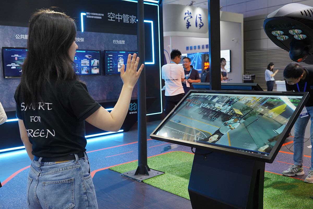 写一个教学类项目申请书题目：面向虚实结合的信息类课程沉浸式虚拟学习空间设计与研究。研究内容分为三个方面：1 面向信息类课程教学的沉浸式虚拟学习空间设计与研究；2 提升信息类课程在虚拟空间中教学效果的手段和方法研究；3 基于沉浸式虚拟学习空间的教学效果和影响因素的分析和评估。请针对以上三个研究内容分别进行详细说明每个说明300-400字；然后在实现方案部分对应三个研究内容请分别说明每个研究内容对应的