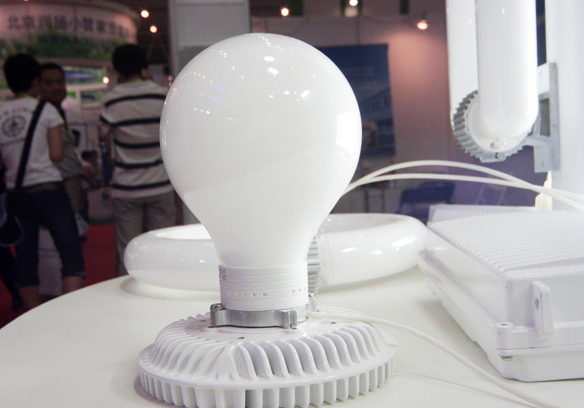 此次松太公司向华亮下了大订单。请写一封致谢 函电给松太对此表示感谢。华亮在函电中表示小 型台灯是人气商品深受广大日本客户喜爱。华亮将 继续以让生活更明亮的理念为重不断丰富产品系 列改善产品设计为用户带来更好的产品。同时 希望对方今后一如既往的关照华亮。文书抬头可省 略。