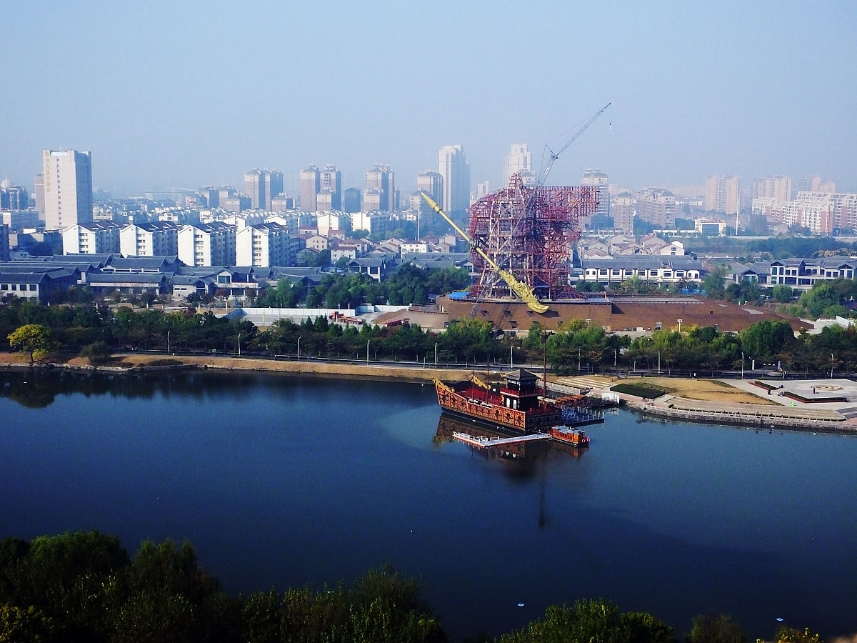 2021年10月30日,湖北荆州,巨型关公雕像主体外观青铜片已拆除,只剩下
