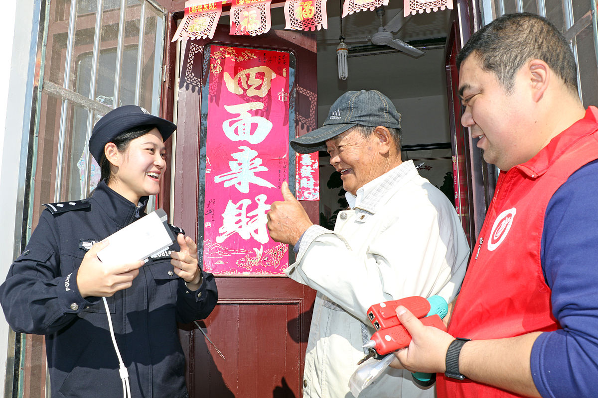 2021年11月12日,在江苏省扬州市宝应县夏集镇相庄村,民警向老人讲解"