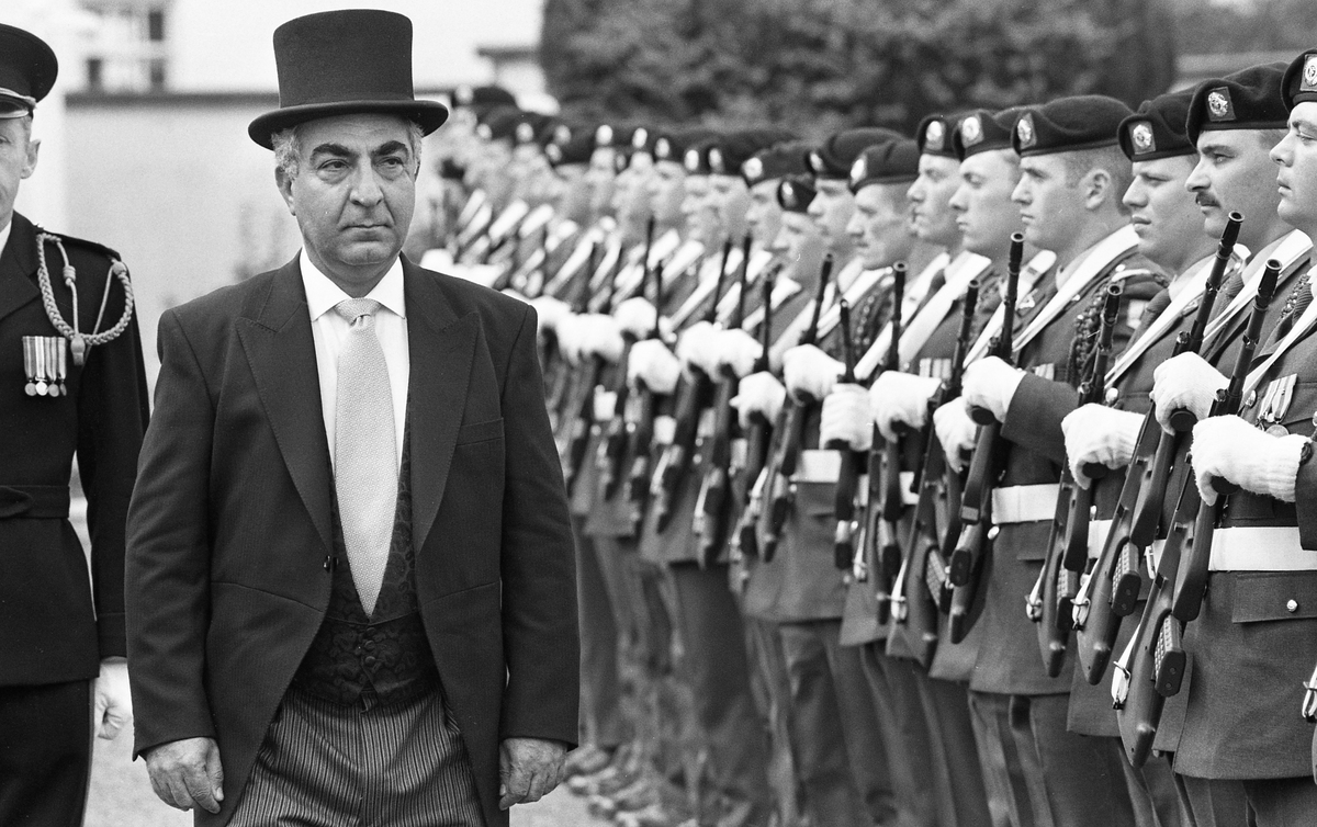 结合1981年美国总统里根遇刺事件与安倍晋三遇刺事件论述警卫战斗基本原则