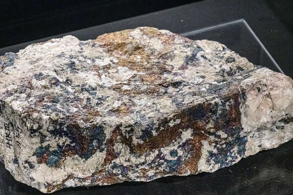 对以下内容进行大幅度中文改写要求语言通顺逻辑清晰。Harmer等人18研究了pH=1、85 ℃条件下黄铜矿表面产物层随时间的变化并提出了3步反应机理：1Cu和Fe被释放到溶液中S2-聚合生成Sn-；2金属阳离子没有释放到溶液中但是表面S2-和其他短链多硫化物将会重新生成并进一步氧化形成单质硫S0；3金属阳离子的释放。