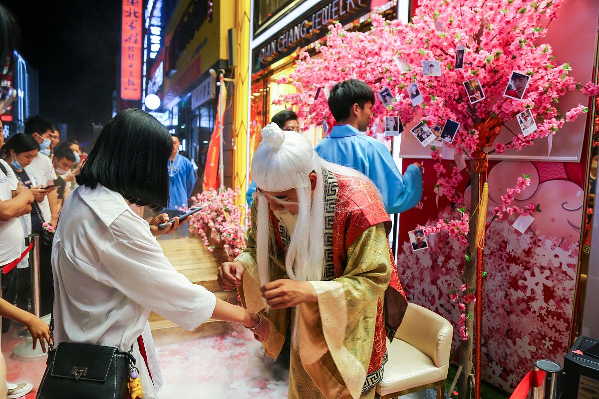 用李盈欣好写一首藏头诗