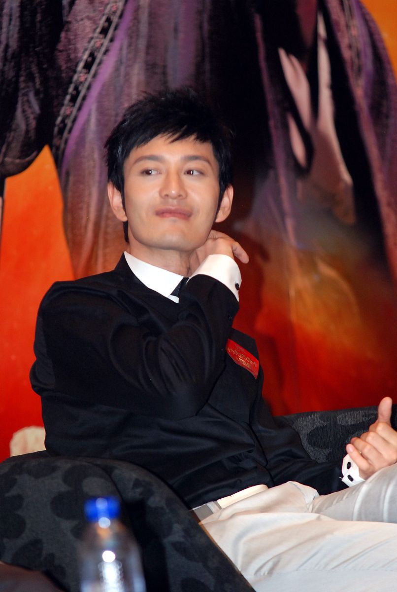 2010年7月6日,上海,电影《唐伯虎点秋香2》新闻发布会.黄晓明+++_+++