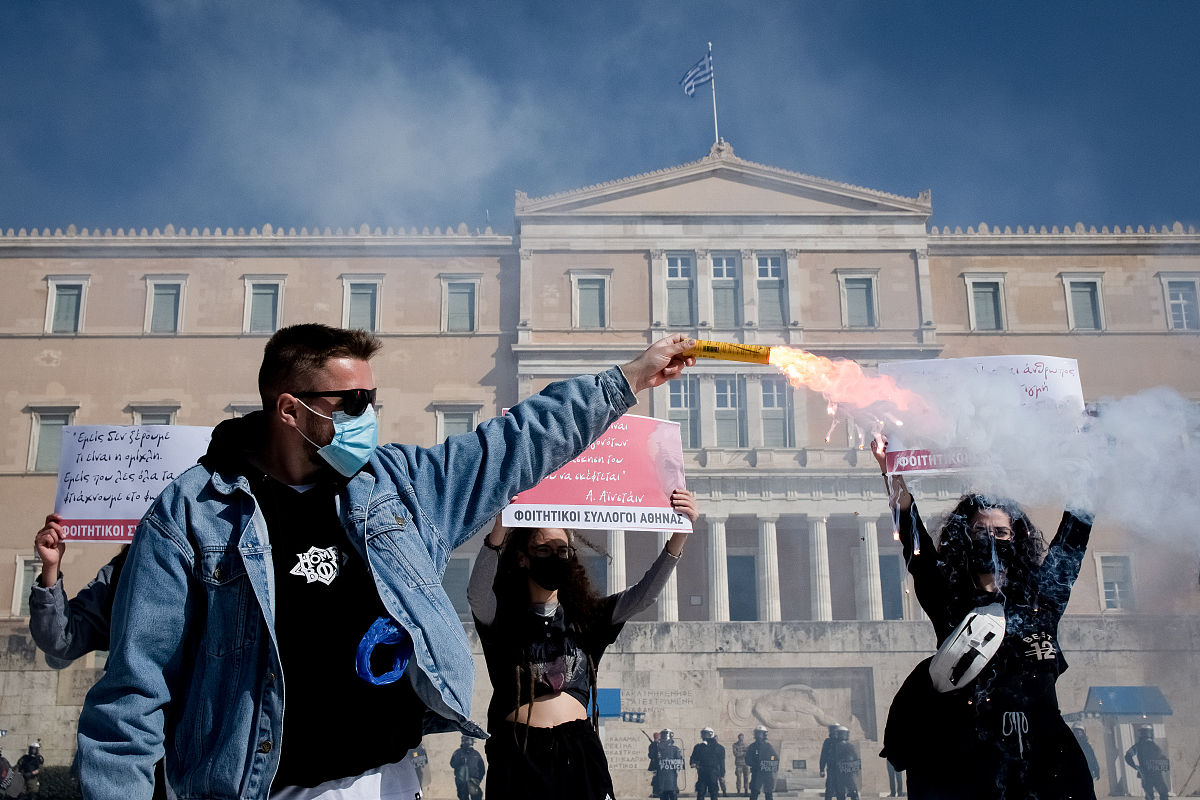 写一篇新警入职个人总结要涵盖政治思想表现和道德品质；工作表现、工作能力及主要特长；主要缺点和不足。