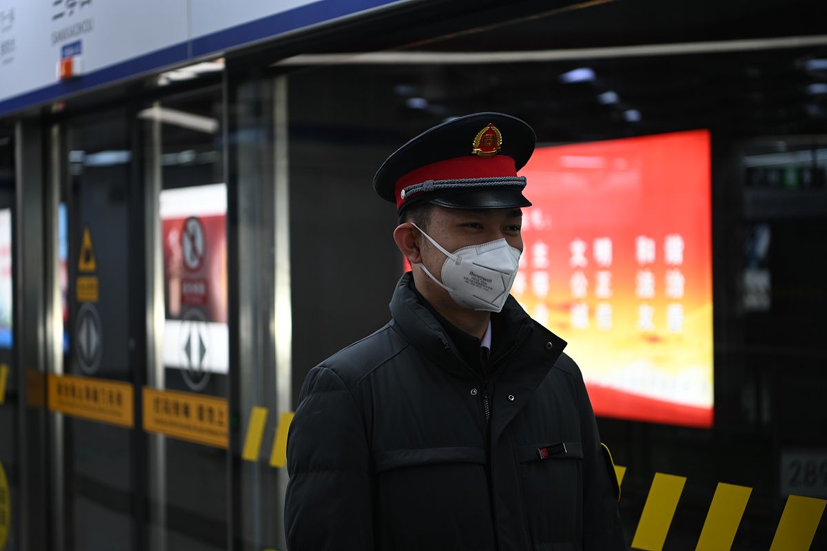 地铁站务人员：默默守护旅途的守护者