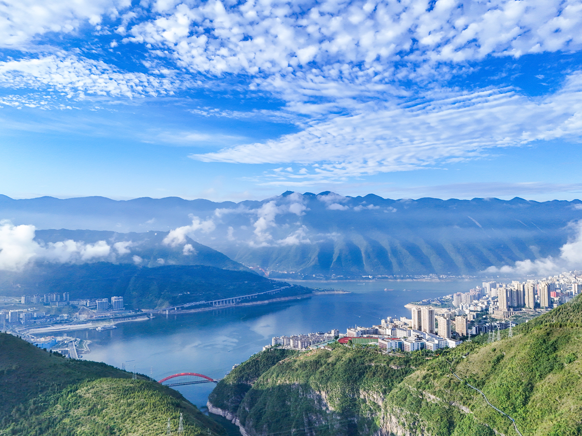 金沙江滨江城市旅游宣传语：探索自然之美，留下永恒回忆