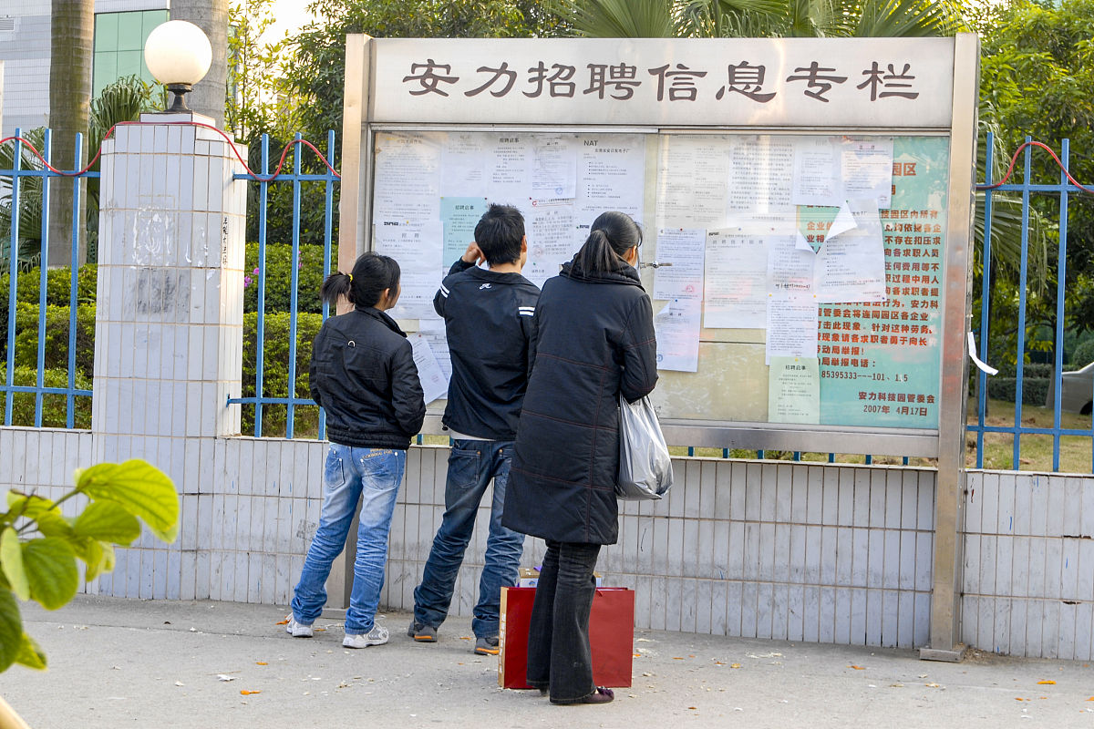 创新普法新形式，加强全校新生法制教育