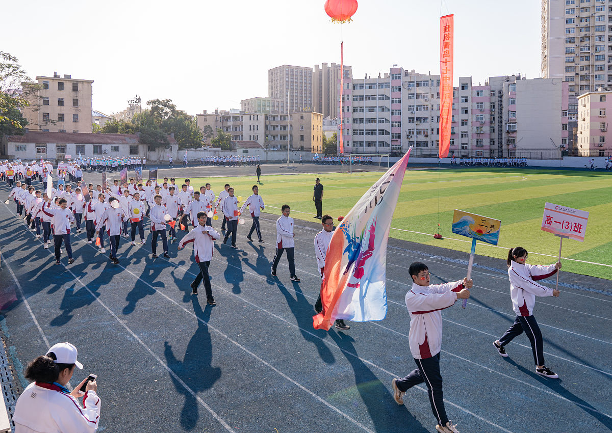 初二学生运动会见闻：拼搏、友谊与成长