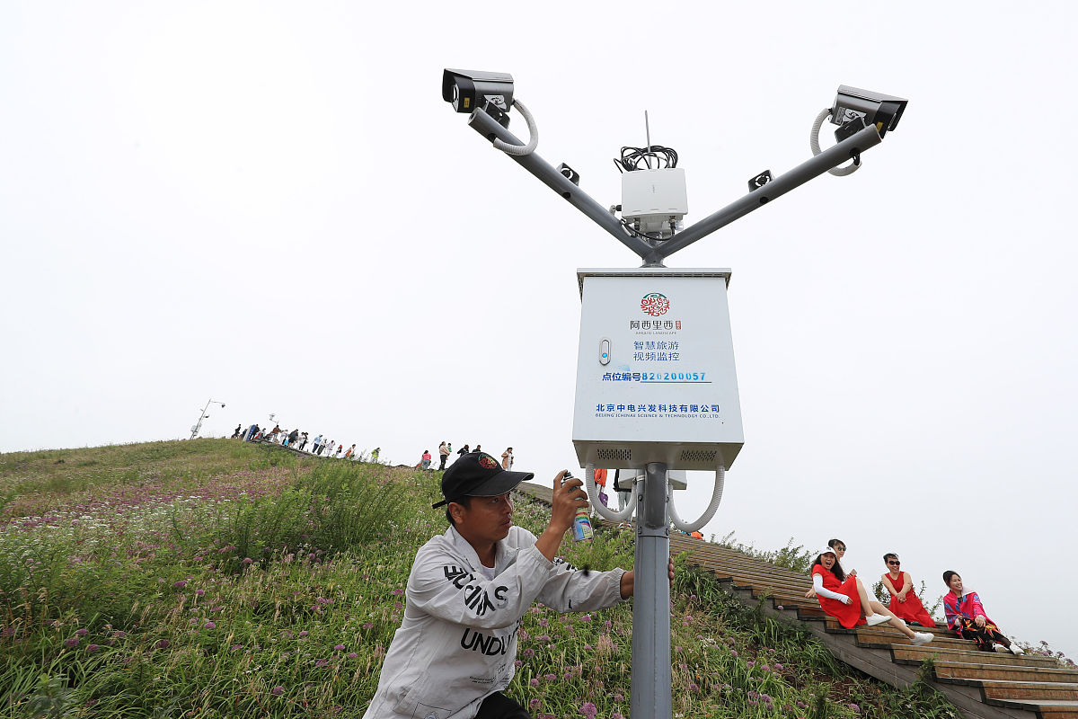 2020年8月29日,贵州毕节,工作人员在赫章县大韭菜坪景区维护智慧旅游