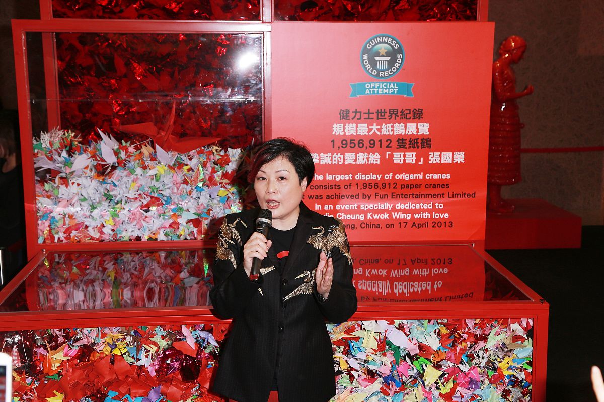 2013年4月17日,香港,粉丝为纪念张国荣合力折纸鹤破吉尼斯世界大全纪