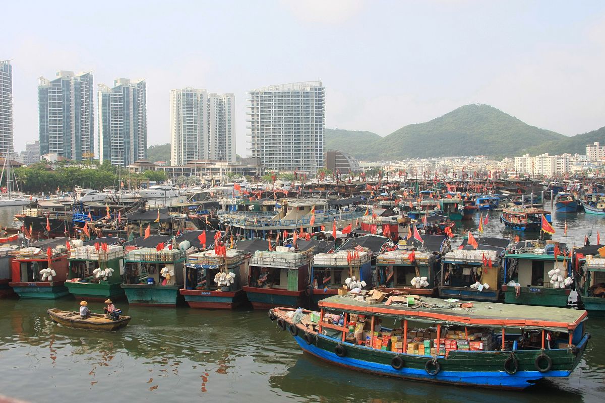 2013年05月16日,海南省三亚市,渔船回港.