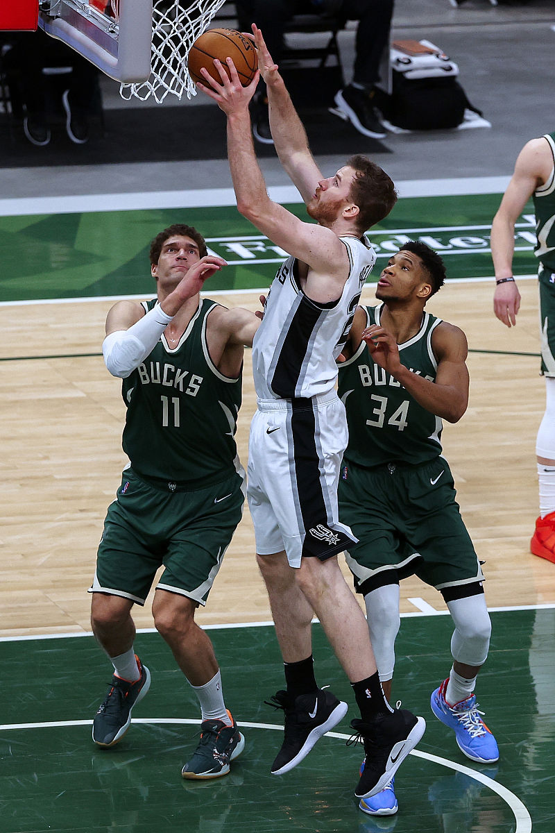 保罗·乔治和卡梅隆·安东尼年龄：NBA球星对比