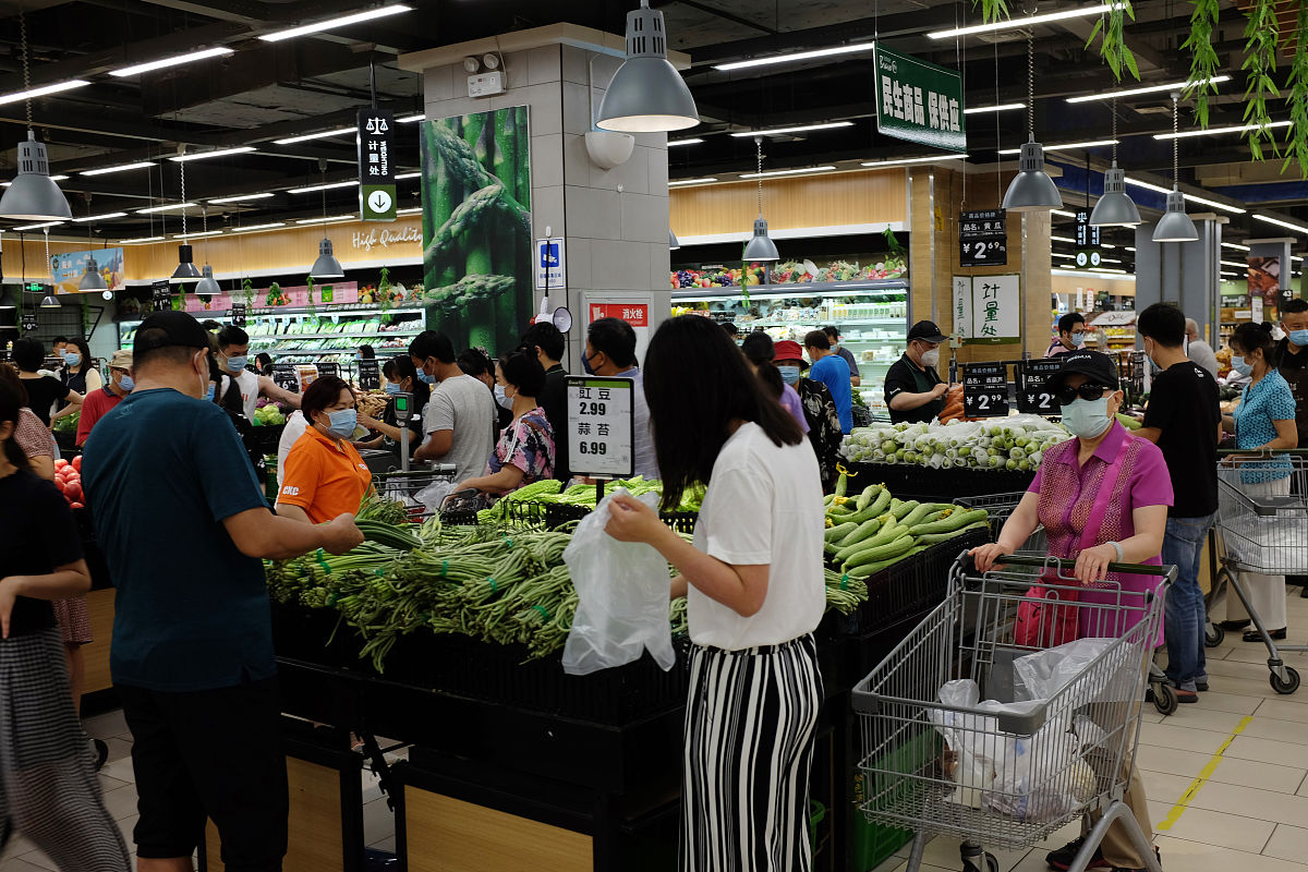2020年6月27日,北京,市民在一家超市内采购猪肉鸡肉等肉类和其他商品.