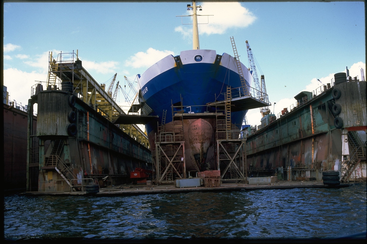 Essential Supplies and Repair Materials Reach Ship at Jingtang Port