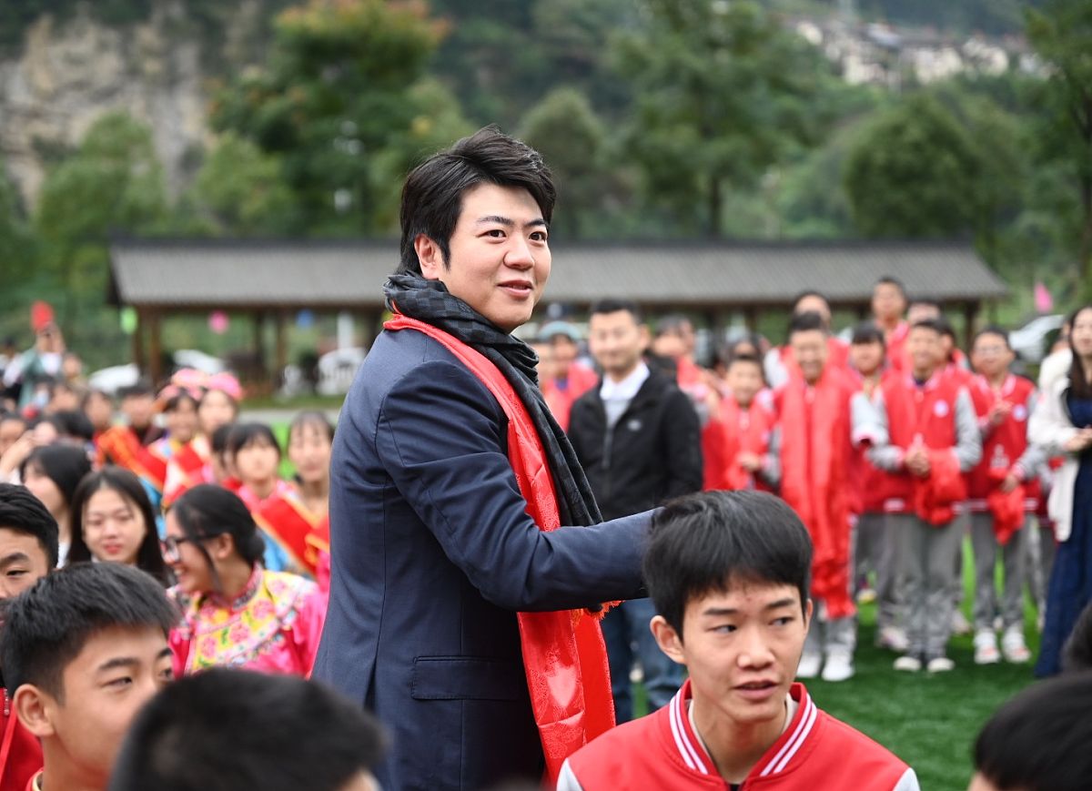 郎朗读书声让我感受到了经典的（）、文明的厚重。补充括号