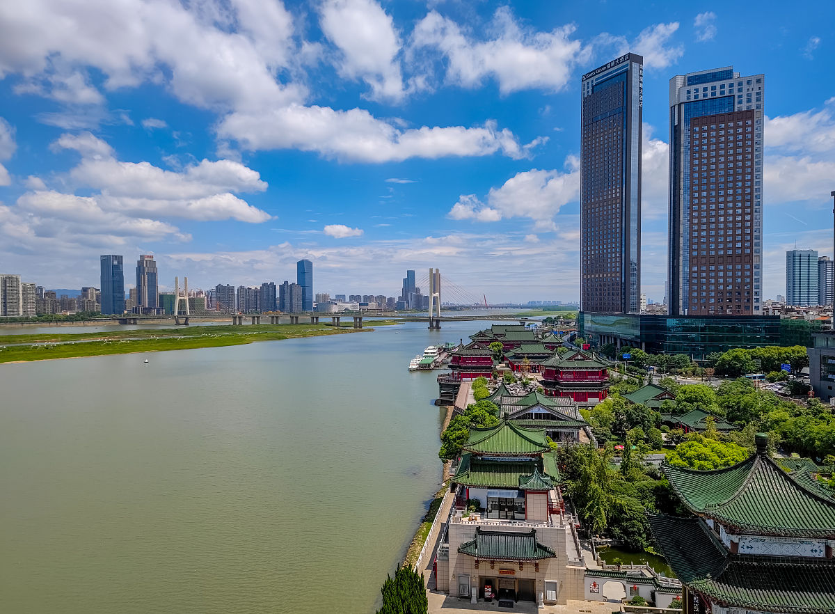2021年7月26日,江西省南昌市赣江西岸逐渐发展的cbd商务区和生态居住