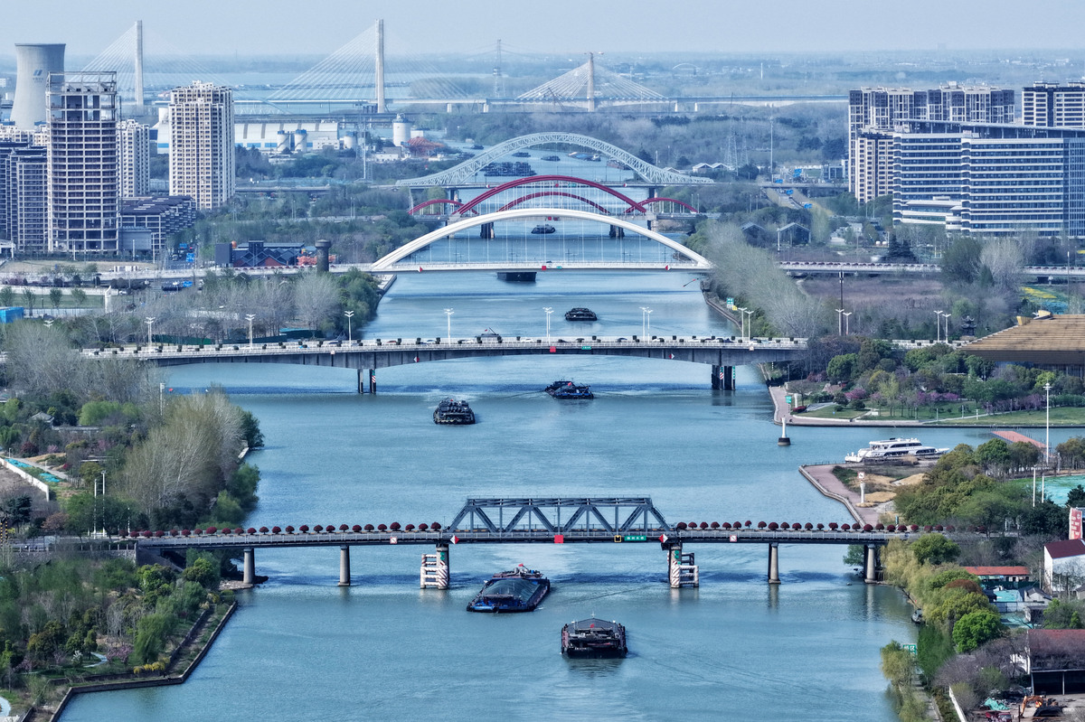 2026年4月7日,江苏扬州,货船行驶在京杭大运河.