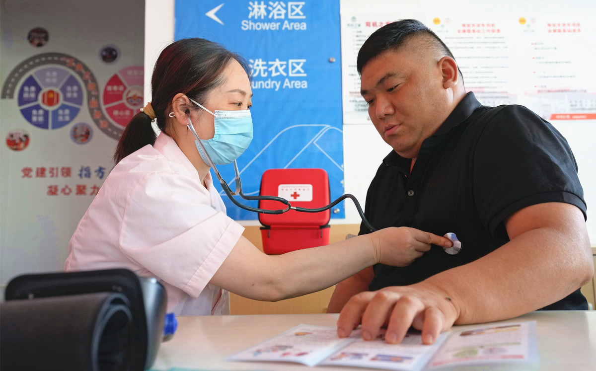 一个关于陪诊师的广告文案要求如下：1、面对的客户群体为中老年人。2、客户的子女都在外地工作。3、中产以上。