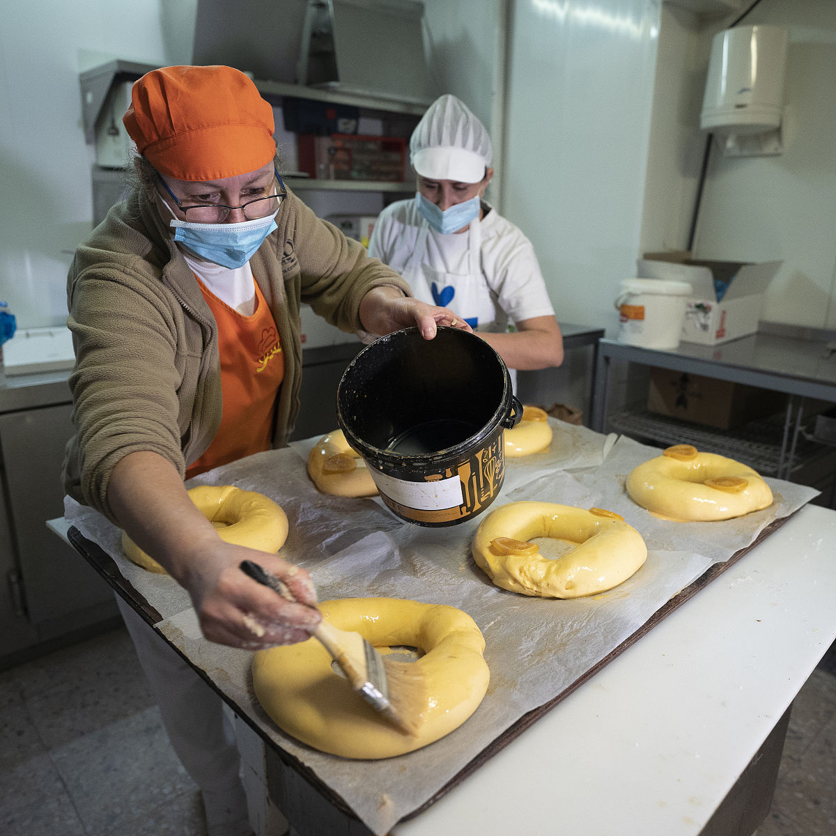 当地时间2021年1月5日,西班牙马德里,糕点师制作三王节特色甜点国王饼