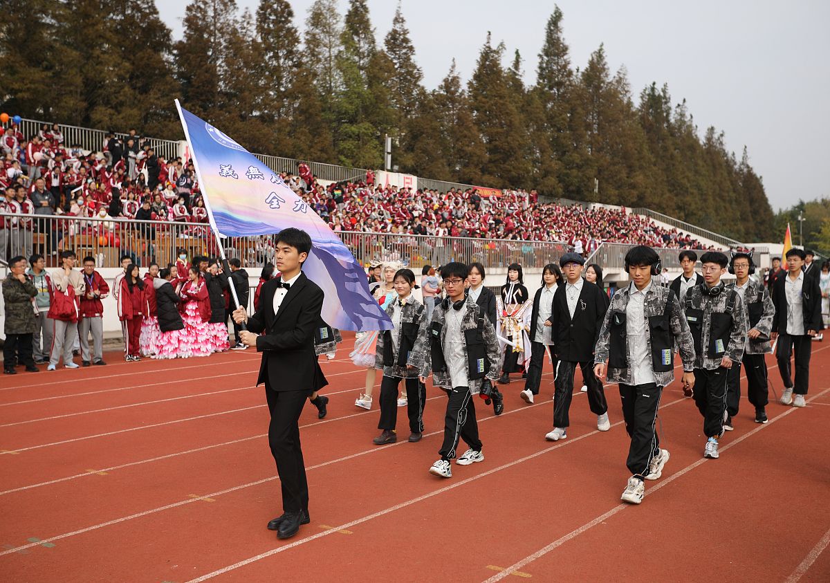 运动会加油诗：林间石榴鸣晨钟，青衫学子踏霜中