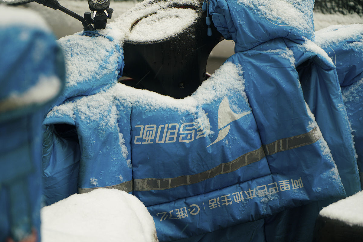 2019年12月16日,北京,大雪中的饿了么外卖车.