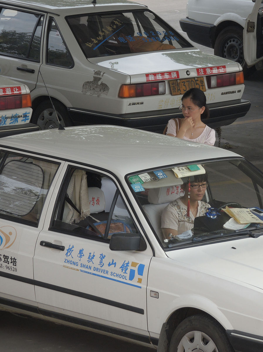 给我写一篇郑道驾培英才驾校怎么样的文章要求不能贬低这所驾校要适当夸赞