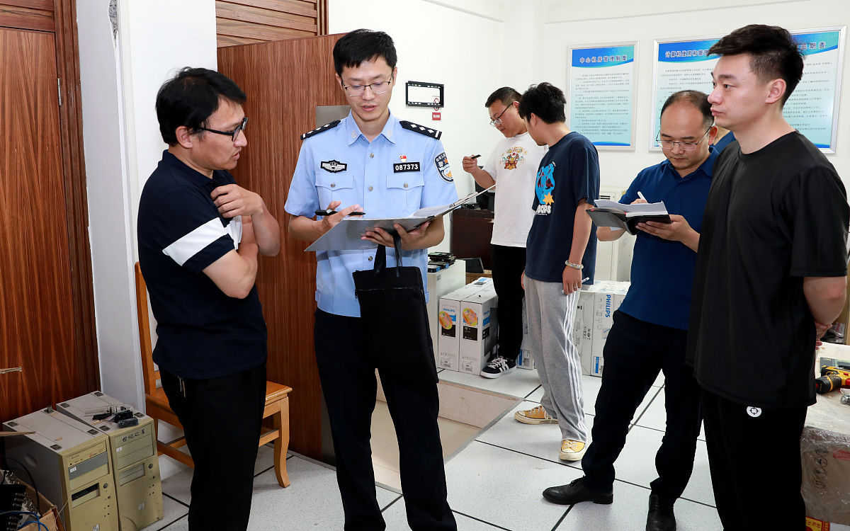 34年扎根社区，刘安用生命守护平安：打造‘零发案’社区，用爱温暖人心